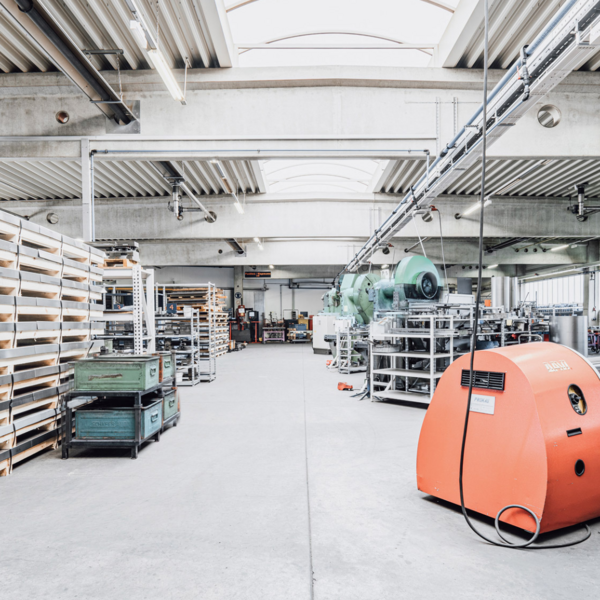 Eine Blechbearbeitungsmaschine steht in einer Produktionshalle.