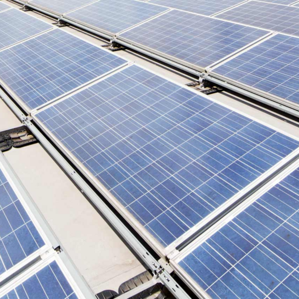 Nahaufnahme von Solarmodulen auf einer Dachfläche.