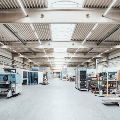 Bild einer Produktionshalle von innen.