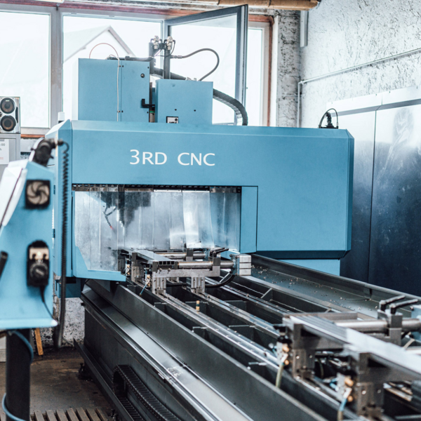 Bild einer Maschine in einem Produktionsgebäude.