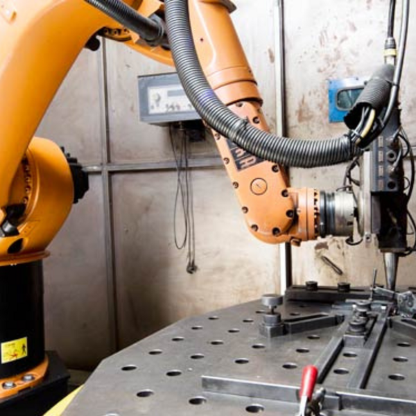 Bild einer orangefarbenen Schweißmaschine.