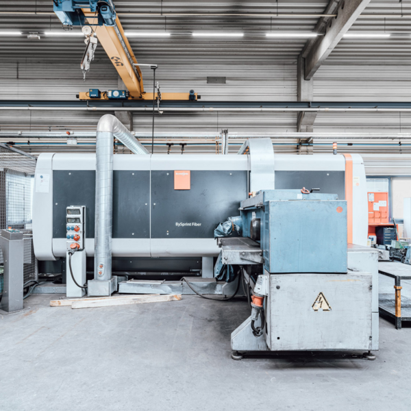 Eine Maschine steht in einer Produktionshalle.